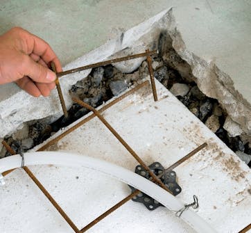 Gjuta in golvvärme i betong: Om armeringsnätet böjer uppåt Gjuta in golvvärme i betong: Om armeringsnätet böjer uppåt